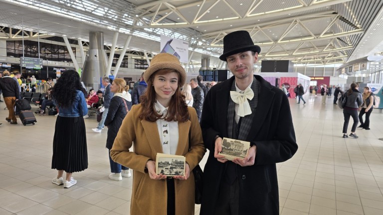 Студенти в ретро костюми подариха реплики на стари пощенски картички от София на пътници на летището