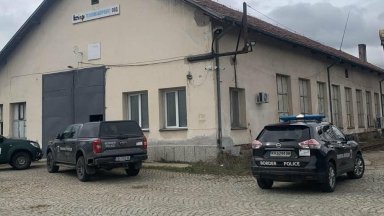 Разкриха високотехнологична незаконна фабрика за цигари в Дупница (снимки)