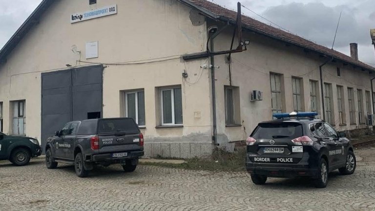 Разкриха високотехнологична незаконна фабрика за цигари в Дупница (снимки)