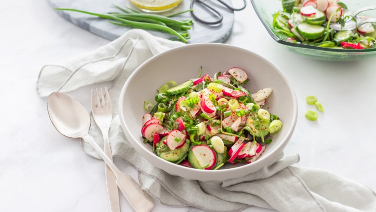 Свежа пролетна салата с репички и краставици