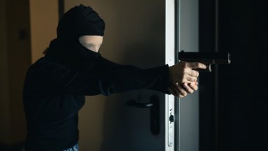 "Аз не съм добре, ще ви обирам": Жена атакува офис и банка в София, арестуваха я с кокаин