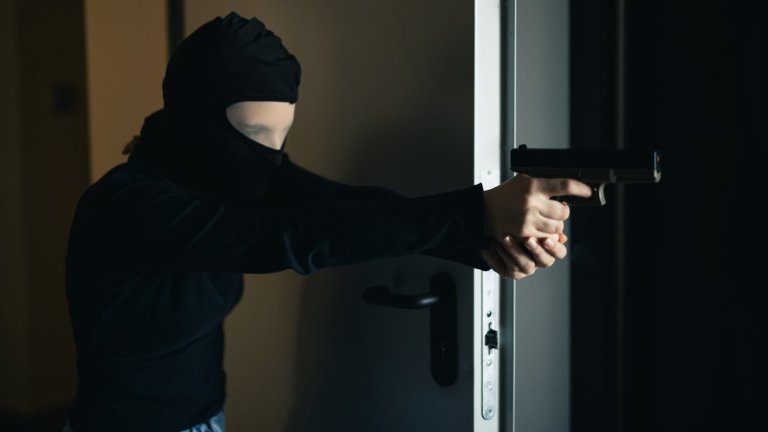 "Аз не съм добре, ще ви обирам": Жена атакува офис и банка в София, арестуваха я с кокаин