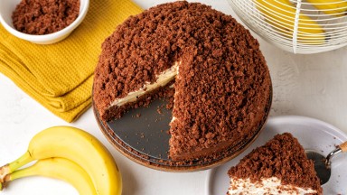 Шоколадова бисквитена торта с банани и крем