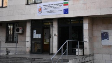 Автобус помете патрулки на паркинга пред районното в Горна Оряховица