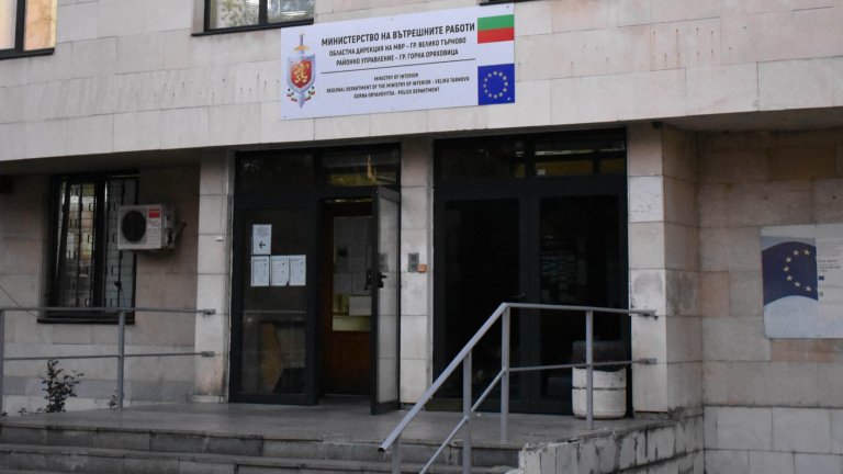 Автобус помете патрулки на паркинга пред районното в Горна Оряховица