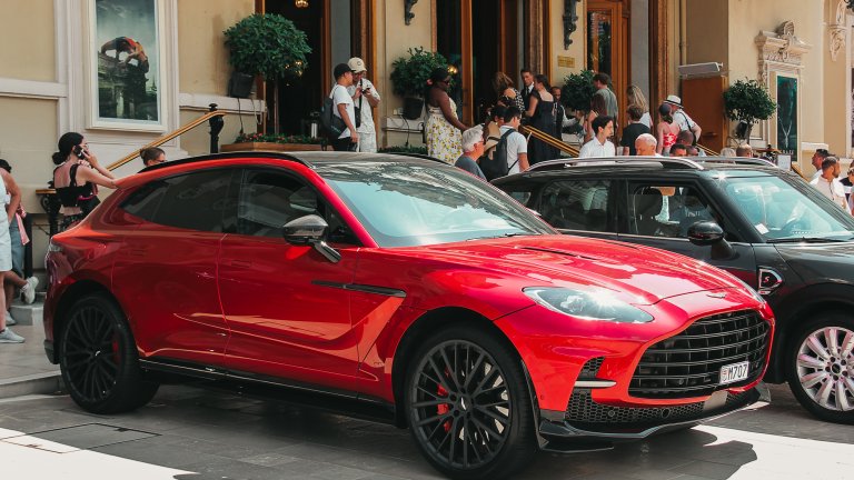 Легендата Aston Martin: История на бранда от началото до луксозните SUV