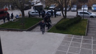 Автобус помете патрулки на паркинга пред районното в Горна Оряховица