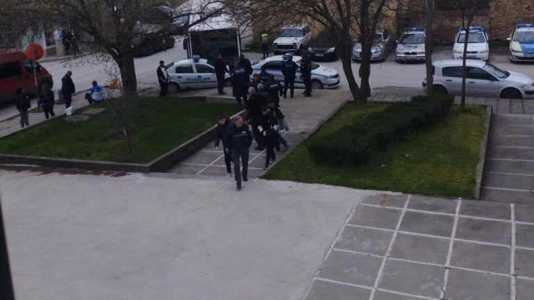 Автобус помете патрулки на паркинга пред районното в Горна Оряховица