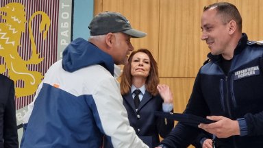 Ямболските полицаи дариха паричната си награда на спасените от тях 2 деца