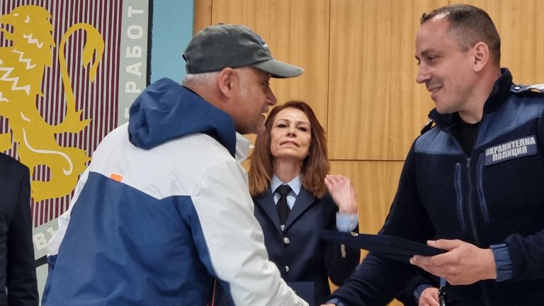 Ямболските полицаи дариха паричната си награда на спасените от тях 2 деца