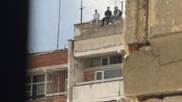 Младежи седнаха на покривния ръб на 22-етажен блок в центъра на София (видео)