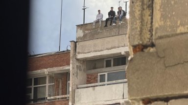 Младежи седнаха на покривния ръб на 21-етажен блок в центъра на София (видео)
