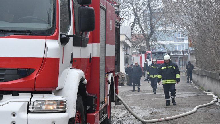 14-годишно момче загина при пожар в апартамент в Сливен, майка му е в болница