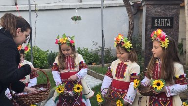 С пъстри носии и венци: Деца пресъздадоха магията на Лазаровден в къщата на Ванга (снимки)
