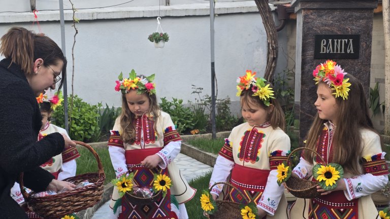 С пъстри носии и венци: Деца пресъздадоха магията на Лазаровден в къщата на Ванга (снимки)