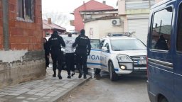 Акция в кв. "Надежда" в Сливен, арестуваха 8 души, откриха тефтери със списъци (снимки/видео)