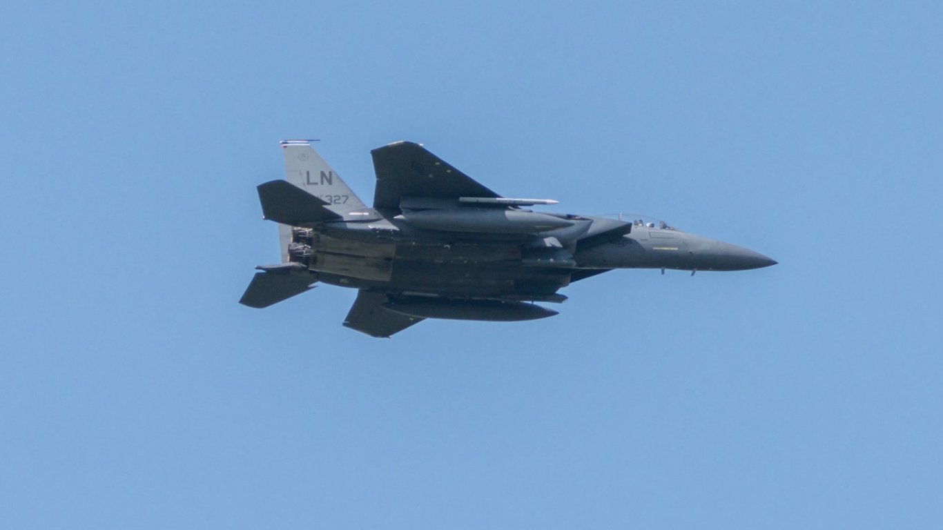 Продължава издирването на американския пилот от сваления F-15Е над Иран