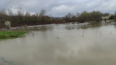 Река Росица излезе от коритото си и заля моста край Павликени