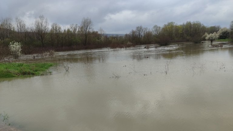 Река Росица излезе от коритото си и заля моста край Павликени (видео)