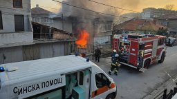 Мъж пострада при пожар в столичен хоспис, спасиха възрастна жена от горяща къща в Свищов (снимки)