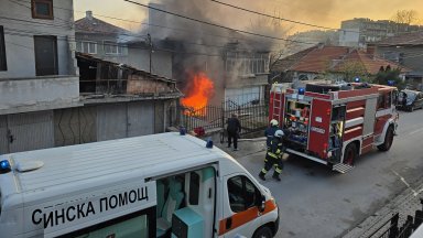 Гори къща в Свищов, пожарникари спасиха 89-годишната ѝ стопанка (снимки)