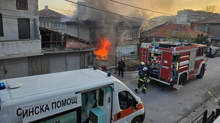 Гори къща в Свищов, пожарникари спасиха 89-годишната ѝ стопанка (снимки)