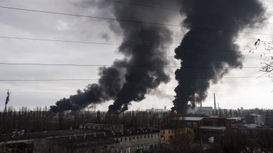 Дронове възпламениха рафинерия на "Лукойл" до Нижни Новгород, Русия удари Одеса (видео)