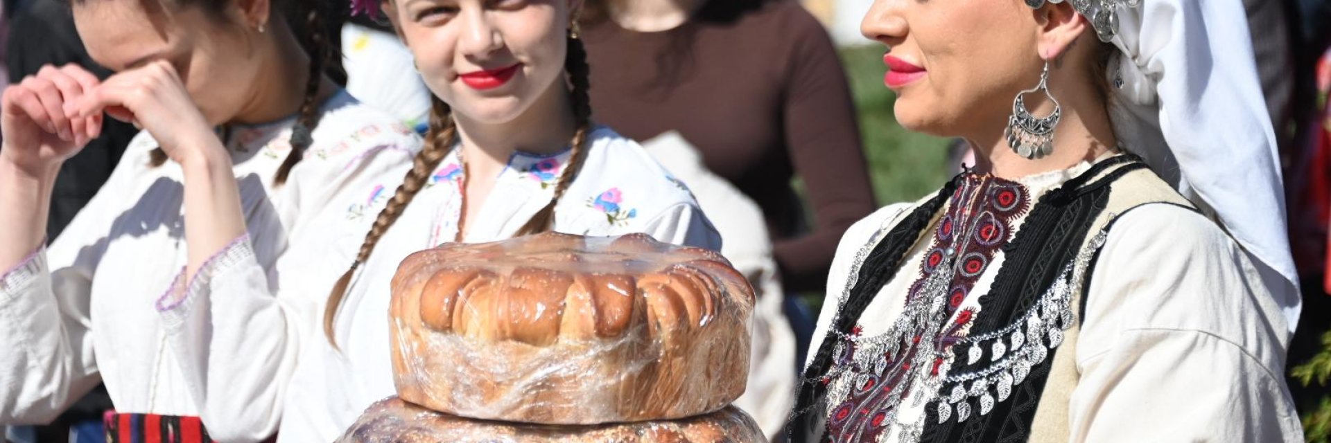 Хиляди с върбови клонки и цветя празнуваха Цветница в храма и с хоро на площада (снимки)