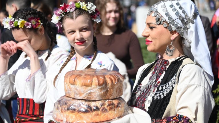 Хиляди с върбови клонки и цветя празнуваха Цветница в храма и с хоро на площада (снимки)