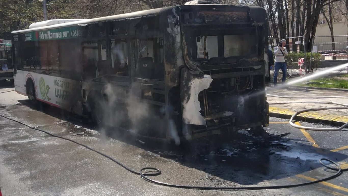 Автобус пламна в движение в Пловдив, шофьорът светкавично свалил пътниците (снимки/видео)