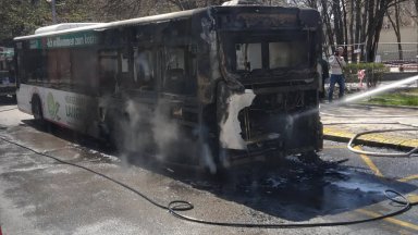 Автобус пламна в движение в Пловдив, шофьорът светкавично свалил пътниците (снимки/видео)