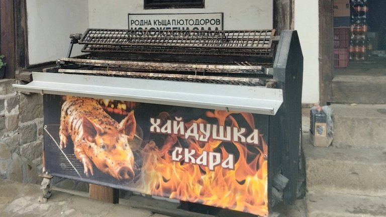 Паметникът на Петко Ю. Тодоров до родната му къща плаче от пушека на "хайдушка скара"