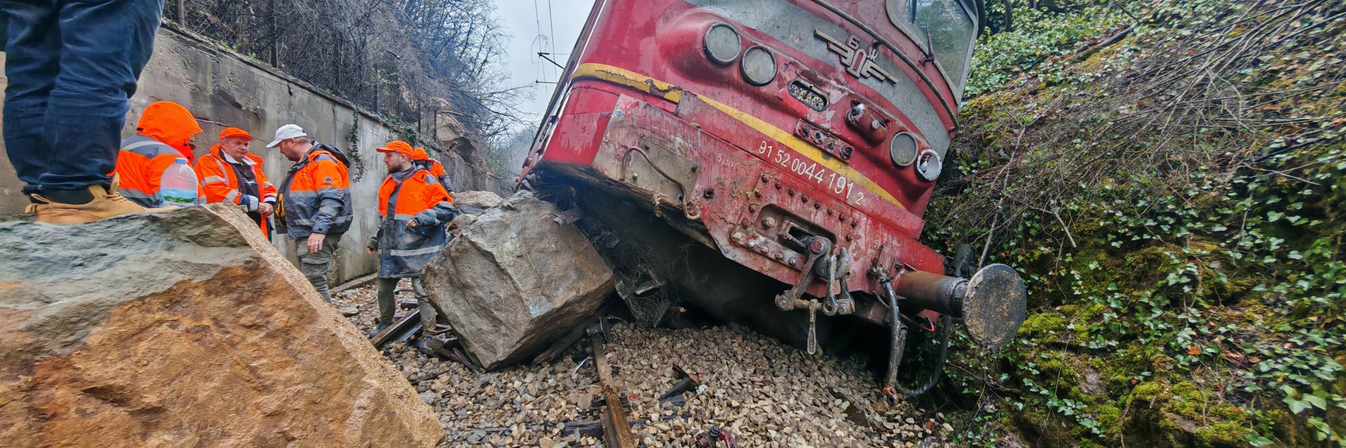 Вижте дерайлиралия влак и повредената жп линия след удара в падналите на релсите скали (снимки)