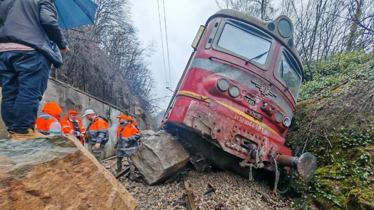 Вижте дерайлиралия влак и повредената жп линия след удара в падналите на релсите скали (снимки)