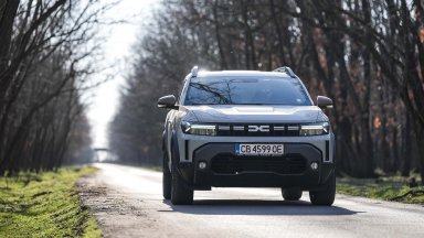 Dacia посреща високите цени на горивата с хибрид на газ