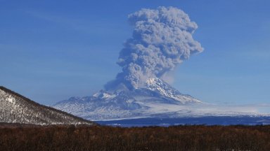 Вулканът Шивелуч в Камчатка изригна, има риск за международните полети