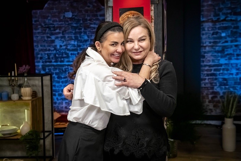 еси Цонева влезе заедно с майка си Мариана в шоуто „Моята кухня е номер едно“ като част от тайната група на шеф Любен Койчев и шеф Павел Павлов