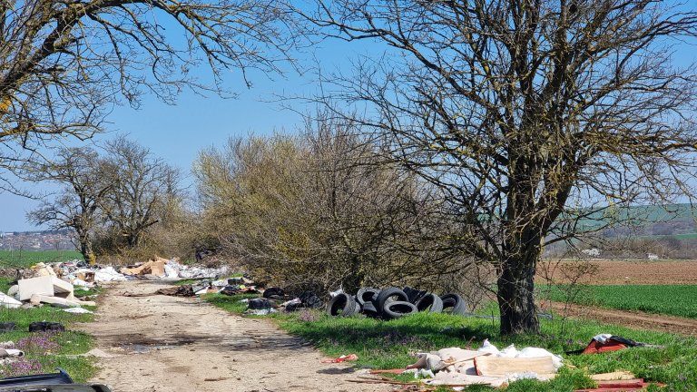 Нерегламентирани сметища са затворили път между варненските села Каменар и Орешак
