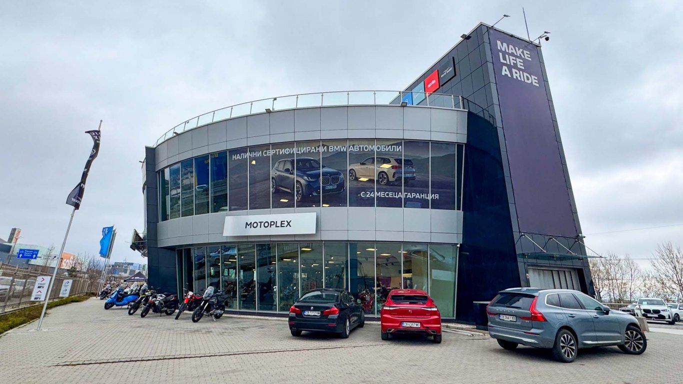 Модерен шоурум за премиум коли и мотори отвори врати в София