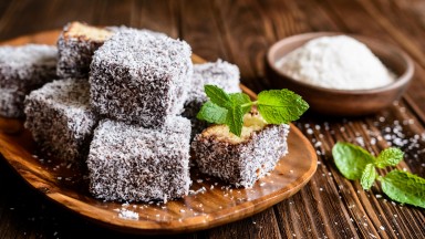 Ламингтън - мини кексчета с кокос и малиново сладко