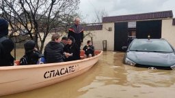 Хиляди евакуирани и най-малко три жертви на наводнения в Южна Русия (видео/снимки)