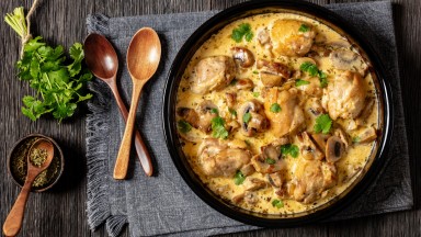 Пилешки бутчета с гъби и бял винен сос