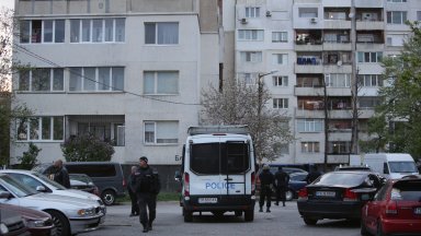 Мъж наряза гумите на 9 коли срещу метростанция в "Люлин"