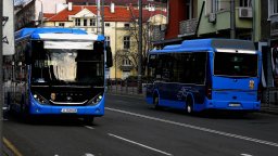 Извънредни автобуси и безплатен транспорт в Бургас за празничната нощ срещу 12 април