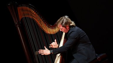 С концерта на арфиста Александър Болдачев бе открито 23-тото пролетно издание на "Салона на изкуствата"