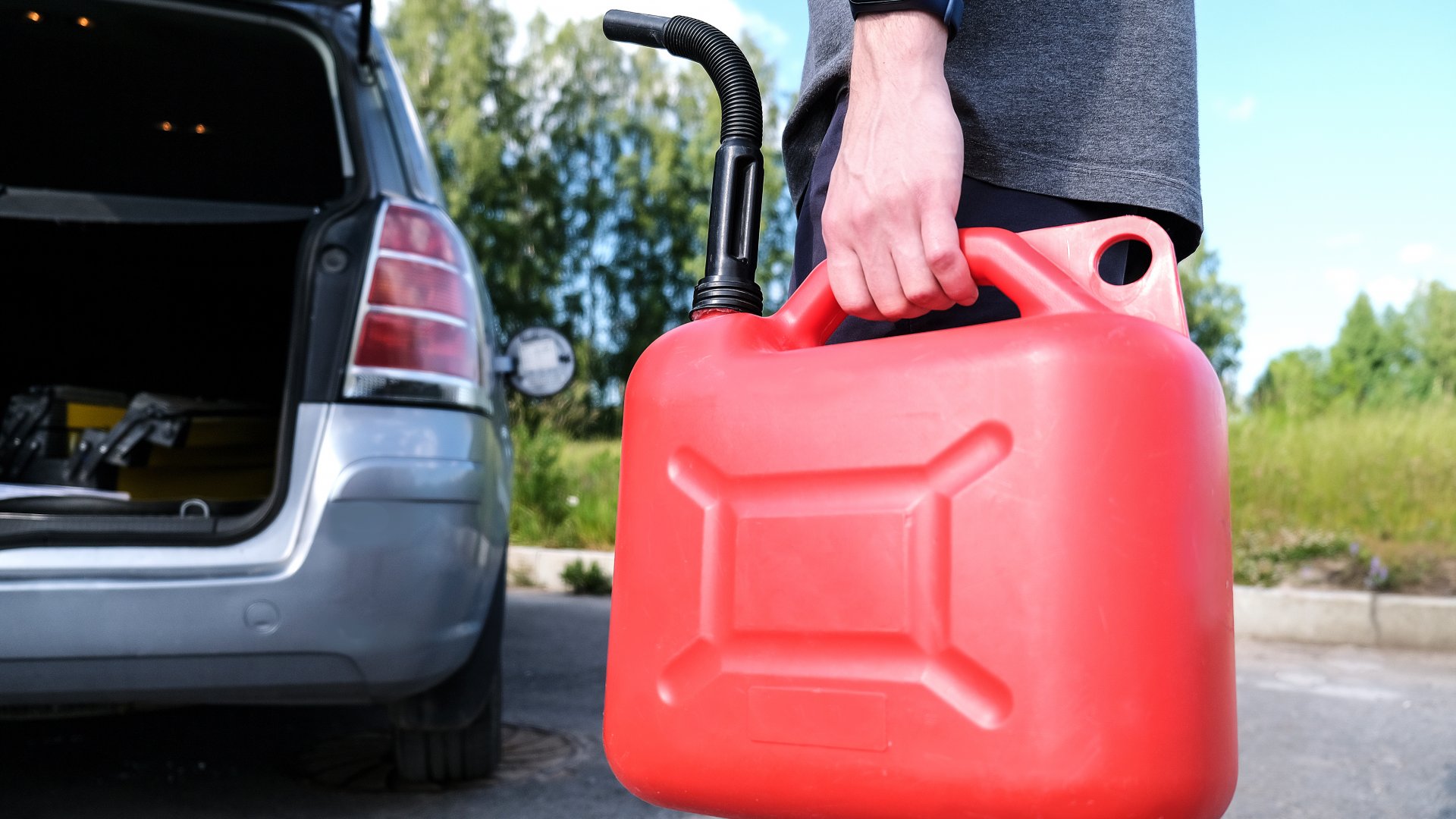 Подготовка: Как правилно да съхраняваме бензин и дизел и колко издържат те "в мазето"