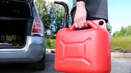 Подготовка: Как правилно да съхраняваме бензин и дизел и колко издържат те "в мазето"