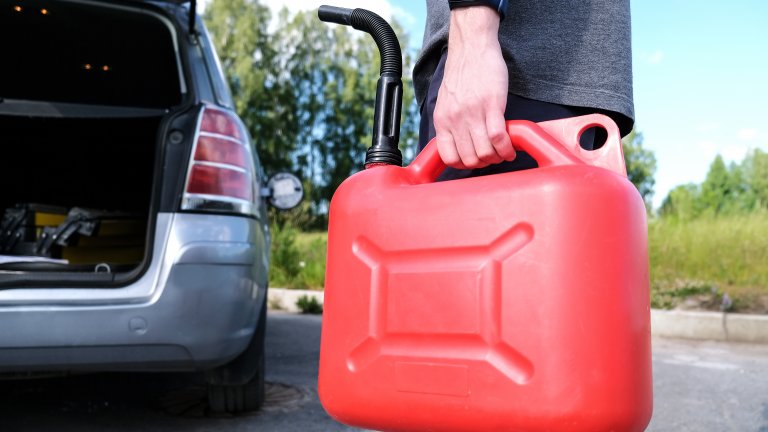 Подготовка: Как правилно да съхраняваме бензин и дизел и колко издържат те "в мазето"