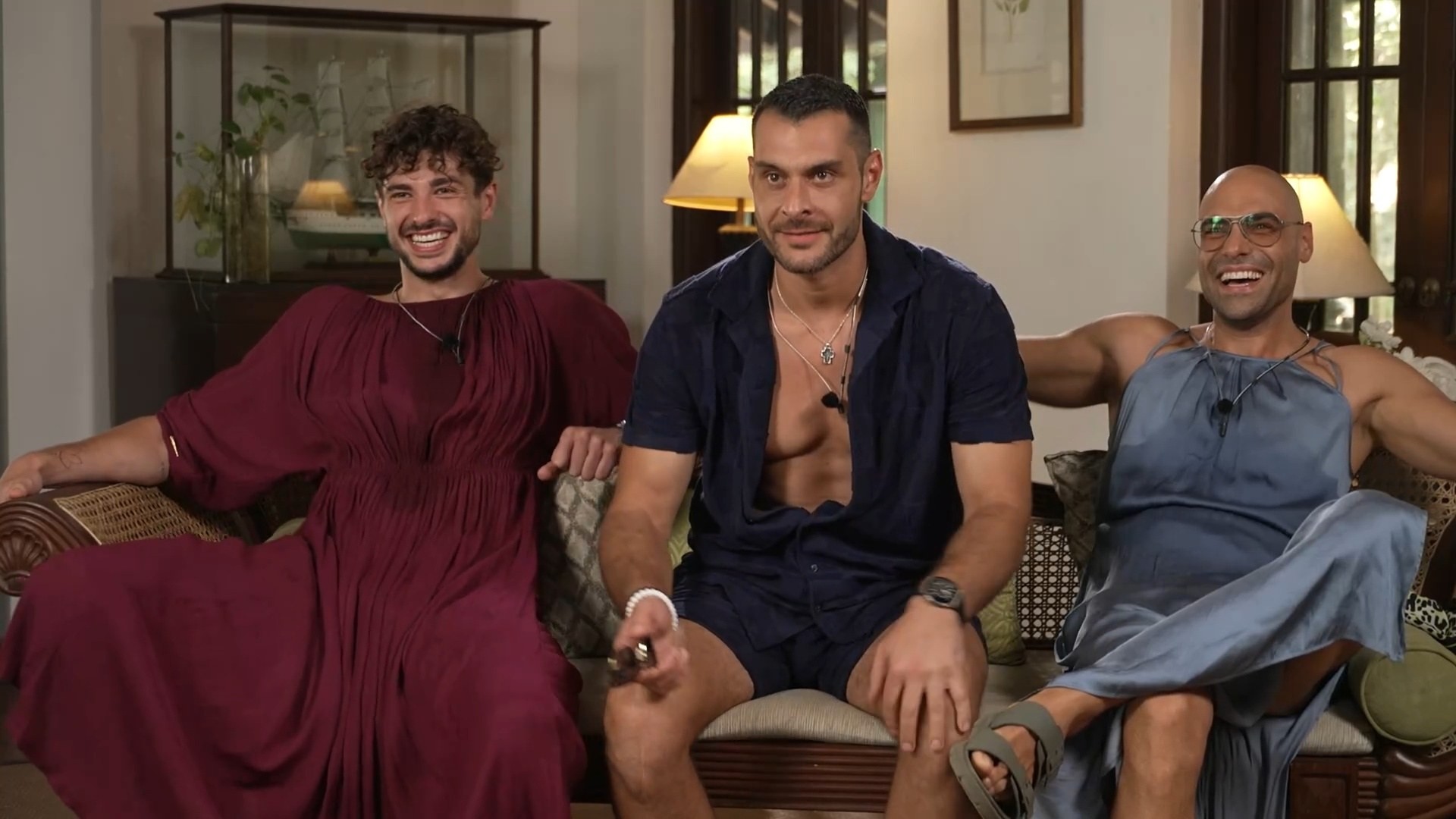 Ергените облякоха рокли, жените оценяват яйцата им