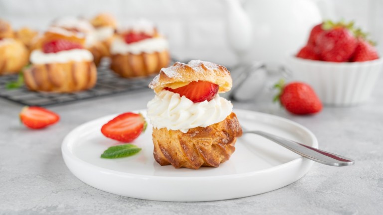 Еклери с пълнеж от крем с бял шоколад и пресни ягоди